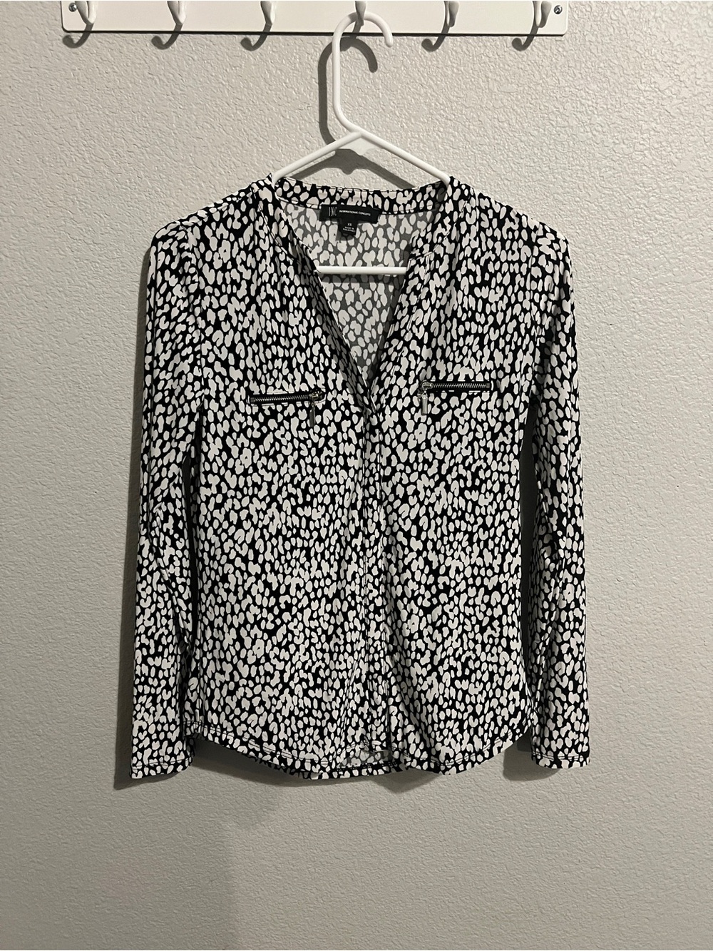 International Concepts Black & White Printed Surplice Blouse Zipper Accents